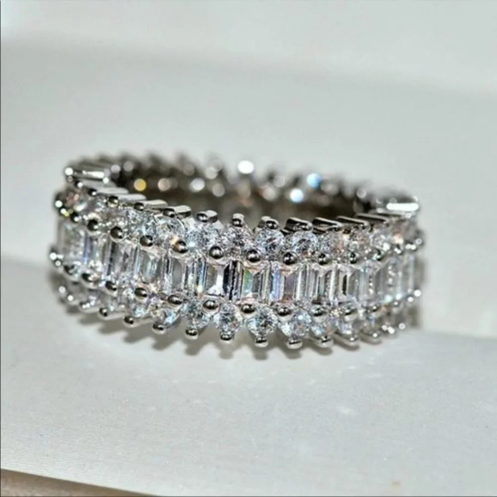 NEW 18K GOLD BAGUETTE ROUND DIAMOND ETERNITY RING - Picture 5 of 7